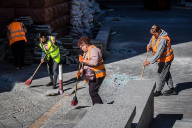 Kharkiv, Ukrayna, 21 Eylül 2024 Rus saldırısının sonrasını temizliyor. Patlama, cam ve metal parçalarını her yöne uçurdu ve ciddi hasara yol açtı..