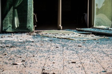 Kharkiv, Ukrayna, 21 Eylül 2024 Rusya 'nın Harkiv şehir merkezine yaptığı saldırıdan sonra. Patlama, cam ve metal parçalarını her yöne uçurdu ve ciddi hasara yol açtı..
