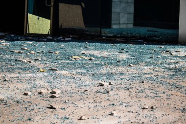 Kharkiv, Ukrayna, 21 Eylül 2024 Rusya 'nın Harkiv şehir merkezine yaptığı saldırıdan sonra. Patlama, cam ve metal parçalarını her yöne uçurdu ve ciddi hasara yol açtı..