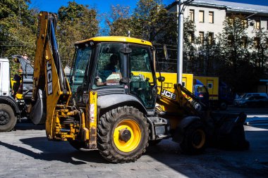 Kharkiv, Ukrayna, 21 Eylül 2024 Rus saldırısından sonra iyileşti. Patlama, cam ve metal parçalarını her yöne uçurdu ve ciddi hasara yol açtı..