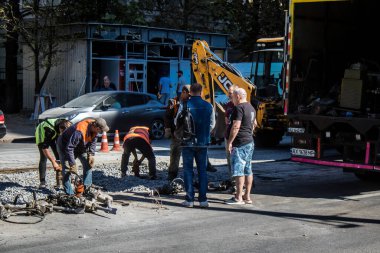 Kharkiv, Ukrayna, 21 Eylül 2024 Rus saldırısının sonrasını temizliyor. Patlama, cam ve metal parçalarını her yöne uçurdu ve ciddi hasara yol açtı..