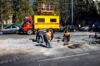 Kharkiv, Ukrayna, 21 Eylül 2024 Rus saldırısının sonrasını temizliyor. Patlama, cam ve metal parçalarını her yöne uçurdu ve ciddi hasara yol açtı..