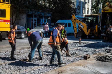 Kharkiv, Ukrayna, 21 Eylül 2024 Rus saldırısının sonrasını temizliyor. Patlama, cam ve metal parçalarını her yöne uçurdu ve ciddi hasara yol açtı..