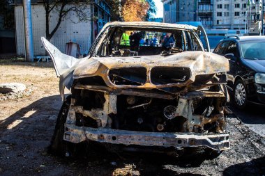 Kharkiv, Ukrayna, 21 Eylül 2024 Rus saldırısından sonra hasar görmüş araç. Patlama, cam ve metal parçalarını her yöne uçurdu ve ciddi hasara yol açtı..