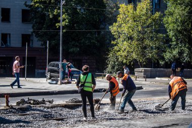 Kharkiv, Ukrayna, 21 Eylül 2024 Rus saldırısının sonrasını temizliyor. Patlama, cam ve metal parçalarını her yöne uçurdu ve ciddi hasara yol açtı..