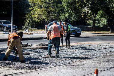 Kharkiv, Ukrayna, 21 Eylül 2024 Rus saldırısının sonrasını temizliyor. Patlama, cam ve metal parçalarını her yöne uçurdu ve ciddi hasara yol açtı..