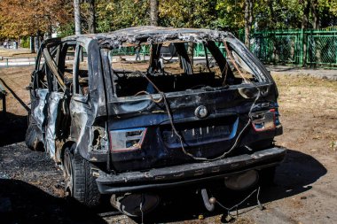 Kharkiv, Ukrayna, 21 Eylül 2024 Rus saldırısından sonra hasar görmüş araç. Patlama, cam ve metal parçalarını her yöne uçurdu ve ciddi hasara yol açtı..