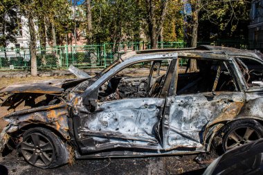 Kharkiv, Ukrayna, 21 Eylül 2024 Rus saldırısından sonra hasar görmüş araç. Patlama, cam ve metal parçalarını her yöne uçurdu ve ciddi hasara yol açtı..