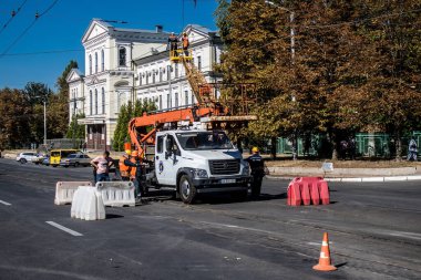 Kharkiv, Ukrayna, 21 Eylül 2024 Rus saldırısından sonra iyileşti. Patlama, cam ve metal parçalarını her yöne uçurdu ve ciddi hasara yol açtı..