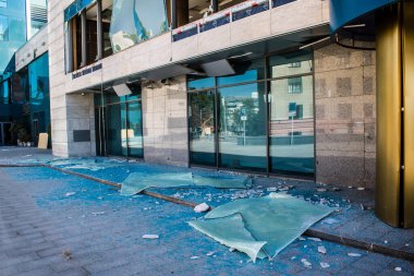 Kharkiv, Ukrayna, 21 Eylül 2024 Palace Hotel Harkiv 'e yapılan Rus saldırısından sonra. Patlama, cam ve metal parçalarını her yöne uçurdu ve ciddi hasara yol açtı..