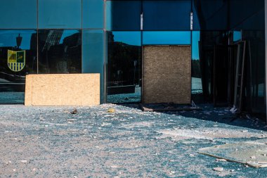 Kharkiv, Ukrayna, 21 Eylül 2024 Palace Hotel Harkiv 'e yapılan Rus saldırısından sonra. Patlama, cam ve metal parçalarını her yöne uçurdu ve ciddi hasara yol açtı..