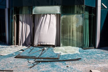 Kharkiv, Ukrayna, 21 Eylül 2024 Palace Hotel Harkiv 'e yapılan Rus saldırısından sonra. Patlama, cam ve metal parçalarını her yöne uçurdu ve ciddi hasara yol açtı..