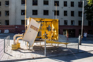 Kharkiv, Ukrayna, 21 Eylül 2024 Rusya 'nın Harkiv şehir merkezine yaptığı saldırıdan sonra. Patlama, cam ve metal parçalarını her yöne uçurdu ve ciddi hasara yol açtı..