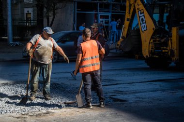 Kharkiv, Ukrayna, 21 Eylül 2024 Rus saldırısının sonrasını temizliyor. Patlama, cam ve metal parçalarını her yöne uçurdu ve ciddi hasara yol açtı..