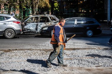 Kharkiv, Ukrayna, 21 Eylül 2024 Rus saldırısının sonrasını temizliyor. Patlama, cam ve metal parçalarını her yöne uçurdu ve ciddi hasara yol açtı..