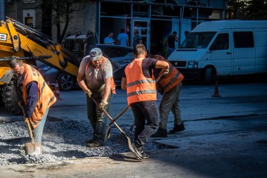 Kharkiv, Ukrayna, 21 Eylül 2024 Rus saldırısının sonrasını temizliyor. Patlama, cam ve metal parçalarını her yöne uçurdu ve ciddi hasara yol açtı..