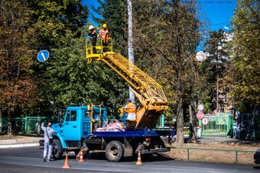 Kharkiv, Ukrayna, 21 Eylül 2024 Rus saldırısından sonra iyileşti. Patlama, cam ve metal parçalarını her yöne uçurdu ve ciddi hasara yol açtı..