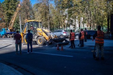 Kharkiv, Ukrayna, 21 Eylül 2024 Rus saldırısının sonrasını temizliyor. Patlama, cam ve metal parçalarını her yöne uçurdu ve ciddi hasara yol açtı..