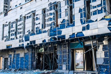 Kharkiv, Ukrayna, 21 Eylül 2024 Palace Hotel Harkiv 'e yapılan Rus saldırısından sonra. Patlama, cam ve metal parçalarını her yöne uçurdu ve ciddi hasara yol açtı..