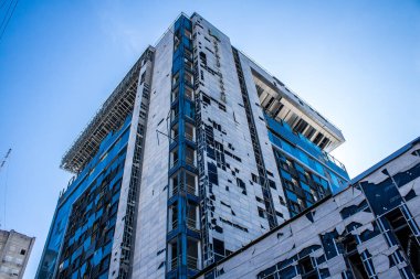 Kharkiv, Ukrayna, 21 Eylül 2024 Palace Hotel Harkiv 'e yapılan Rus saldırısından sonra. Patlama, cam ve metal parçalarını her yöne uçurdu ve ciddi hasara yol açtı..