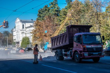 Kharkiv, Ukrayna, 21 Eylül 2024 Rus saldırısının sonrasını temizliyor. Patlama, cam ve metal parçalarını her yöne uçurdu ve ciddi hasara yol açtı..