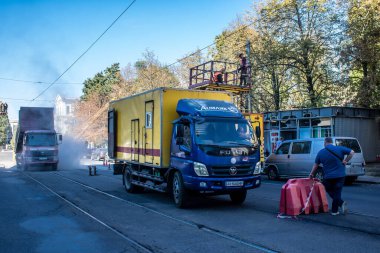 Kharkiv, Ukrayna, 21 Eylül 2024 Rus saldırısından sonra iyileşti. Patlama, cam ve metal parçalarını her yöne uçurdu ve ciddi hasara yol açtı..