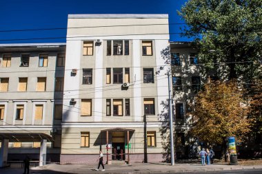 Kharkiv, Ukrayna, 21 Eylül 2024 Rusya 'nın Harkiv şehir merkezine yaptığı saldırıdan sonra. Patlama, cam ve metal parçalarını her yöne uçurdu ve ciddi hasara yol açtı..