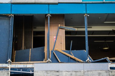 Kharkiv, Ukrayna, 21 Eylül 2024 Palace Hotel Harkiv 'e yapılan Rus saldırısından sonra. Patlama, cam ve metal parçalarını her yöne uçurdu ve ciddi hasara yol açtı..