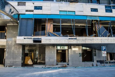 Kharkiv, Ukrayna, 21 Eylül 2024 Palace Hotel Harkiv 'e yapılan Rus saldırısından sonra. Patlama, cam ve metal parçalarını her yöne uçurdu ve ciddi hasara yol açtı..