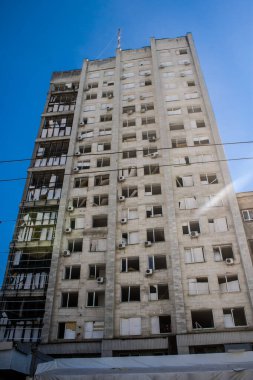 Kharkiv, Ukrayna, 21 Eylül 2024 Rusya 'nın Harkiv şehir merkezine yaptığı saldırıdan sonra. Patlama, cam ve metal parçalarını her yöne uçurdu ve ciddi hasara yol açtı..