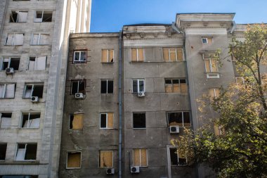 Kharkiv, Ukrayna, 21 Eylül 2024 Rusya 'nın Harkiv şehir merkezine yaptığı saldırıdan sonra. Patlama, cam ve metal parçalarını her yöne uçurdu ve ciddi hasara yol açtı..