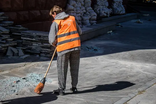 Kharkiv, Ukrayna, 21 Eylül 2024 Rus saldırısının sonrasını temizliyor. Patlama, cam ve metal parçalarını her yöne uçurdu ve ciddi hasara yol açtı..