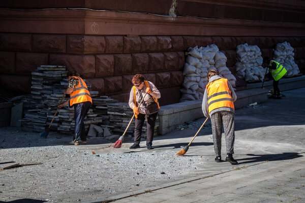 Харьков, Украина, 21 сентября 2024 года Уборка последствий нападения русских. Взрыв направил осколки стекла и металла во все стороны, причинив значительный ущерб.