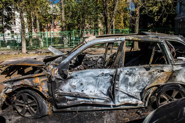 Kharkiv, Ukrayna, 21 Eylül 2024 Rus saldırısından sonra hasar görmüş araç. Patlama, cam ve metal parçalarını her yöne uçurdu ve ciddi hasara yol açtı..
