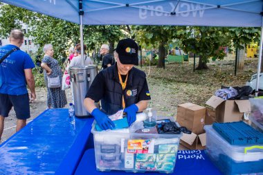 Kharkiv, Ukrayna, 22 Eylül 2024 Rus saldırısından sonra Shevchenkivsky bölgesinde bir yerleşim yerine yardım eden gönüllüler. Vatandaşlar her şeyi kaybettikten sonra yardım alıyorlar.