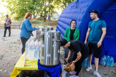 Kharkiv, Ukrayna, 22 Eylül 2024 Rus saldırısından sonra Shevchenkivsky bölgesinde bir yerleşim yerine yardım eden gönüllüler. Vatandaşlar her şeyi kaybettikten sonra yardım alıyorlar.
