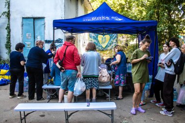 Kharkiv, Ukrayna, 22 Eylül 2024 Rus saldırısından sonra Shevchenkivsky bölgesinde bir yerleşim yerine yardım eden gönüllüler. Vatandaşlar her şeyi kaybettikten sonra yardım alıyorlar.