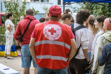 Kharkiv, Ukrayna, 22 Eylül 2024 Rus saldırısından sonra Shevchenkivsky bölgesinde bir yerleşim yerine yardım eden gönüllüler. Vatandaşlar her şeyi kaybettikten sonra yardım alıyorlar.