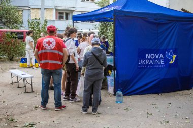 Kharkiv, Ukrayna, 22 Eylül 2024 Rus saldırısından sonra Shevchenkivsky bölgesinde bir yerleşim yerine yardım eden gönüllüler. Vatandaşlar her şeyi kaybettikten sonra yardım alıyorlar.
