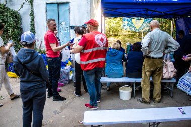 Kharkiv, Ukrayna, 22 Eylül 2024 Rus saldırısından sonra Shevchenkivsky bölgesinde bir yerleşim yerine yardım eden gönüllüler. Vatandaşlar her şeyi kaybettikten sonra yardım alıyorlar.