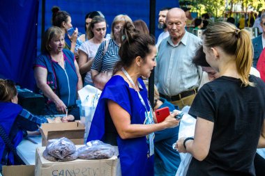 Kharkiv, Ukrayna, 22 Eylül 2024 Rus saldırısından sonra Shevchenkivsky bölgesinde bir yerleşim yerine yardım eden gönüllüler. Vatandaşlar her şeyi kaybettikten sonra yardım alıyorlar.