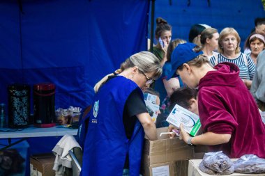 Kharkiv, Ukrayna, 22 Eylül 2024 Rus saldırısından sonra Shevchenkivsky bölgesinde bir yerleşim yerine yardım eden gönüllüler. Vatandaşlar her şeyi kaybettikten sonra yardım alıyorlar.