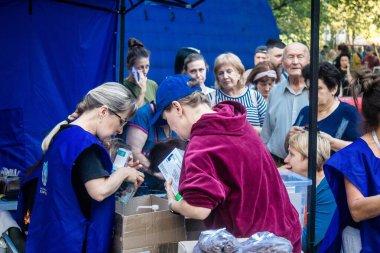 Kharkiv, Ukrayna, 22 Eylül 2024 Rus saldırısından sonra Shevchenkivsky bölgesinde bir yerleşim yerine yardım eden gönüllüler. Vatandaşlar her şeyi kaybettikten sonra yardım alıyorlar.