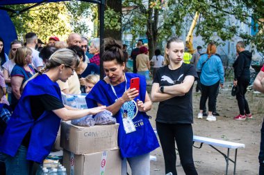 Kharkiv, Ukrayna, 22 Eylül 2024 Rus saldırısından sonra Shevchenkivsky bölgesinde bir yerleşim yerine yardım eden gönüllüler. Vatandaşlar her şeyi kaybettikten sonra yardım alıyorlar.