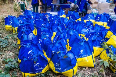 Kharkiv, Ukrayna, 22 Eylül 2024 Rus saldırısından sonra Shevchenkivsky bölgesinde bir yerleşim yerine yardım eden gönüllüler. Vatandaşlar her şeyi kaybettikten sonra yardım alıyorlar.