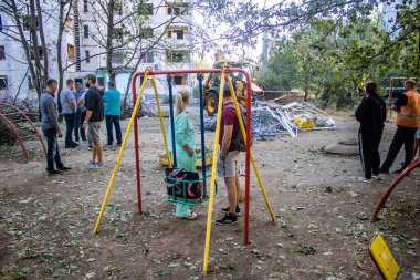 Kharkiv, Ukrayna, 22 Eylül 2024 Rus saldırısından sonra Shevchenkivsky bölgesinde bir yerleşim yerine yardım eden gönüllüler. Vatandaşlar her şeyi kaybettikten sonra yardım alıyorlar.
