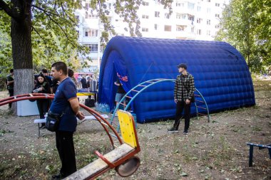 Kharkiv, Ukrayna, 22 Eylül 2024 Rus saldırısından sonra Shevchenkivsky bölgesinde bir yerleşim yerine yardım eden gönüllüler. Vatandaşlar her şeyi kaybettikten sonra yardım alıyorlar.