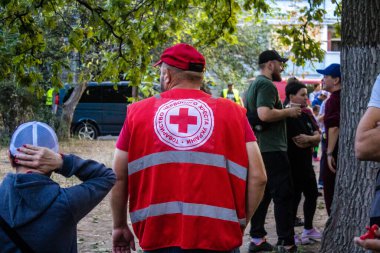 Kharkiv, Ukrayna, 22 Eylül 2024 Rus saldırısından sonra Shevchenkivsky bölgesinde bir yerleşim yerine yardım eden gönüllüler. Vatandaşlar her şeyi kaybettikten sonra yardım alıyorlar.