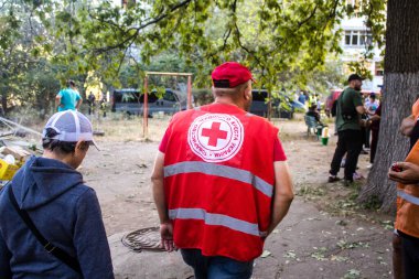 Kharkiv, Ukrayna, 22 Eylül 2024 Rus saldırısından sonra Shevchenkivsky bölgesinde bir yerleşim yerine yardım eden gönüllüler. Vatandaşlar her şeyi kaybettikten sonra yardım alıyorlar.