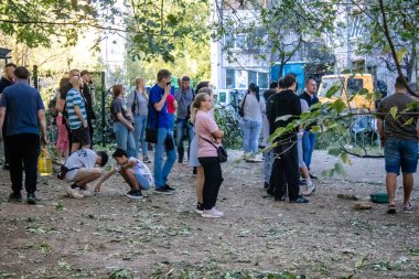 Kharkiv, Ukrayna, 22 Eylül 2024 Rus saldırısından sonra Shevchenkivsky bölgesinde bir yerleşim yerine yardım eden gönüllüler. Vatandaşlar her şeyi kaybettikten sonra yardım alıyorlar.